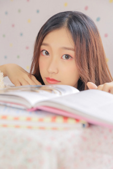我和年轻的女教师观看